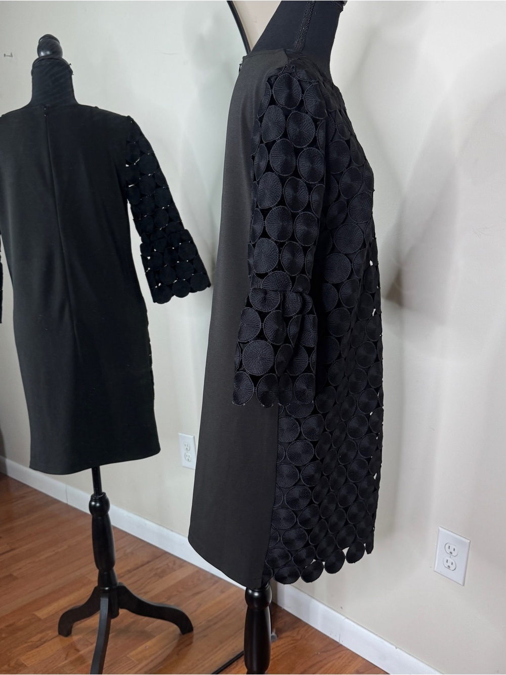 Ann Taylor Circle Crochet Lace Dress Size 6 3/4 Bell Sleeve Lined Party Black - Picture 2 of 5